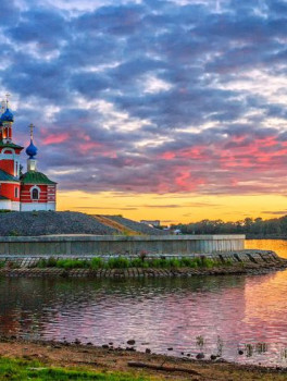 Углич в лучах закатного солнца