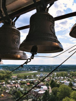 Колокольни Суздаля со звонарем